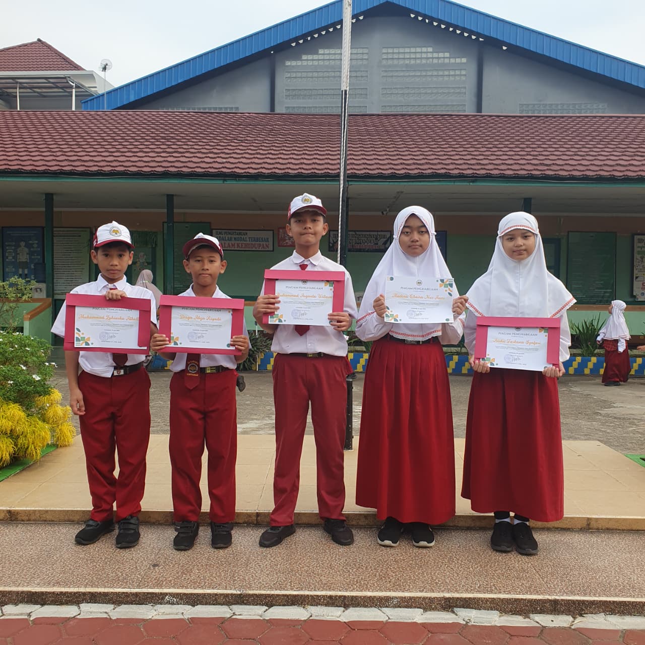 Penyerahan Piagam Tim IPA